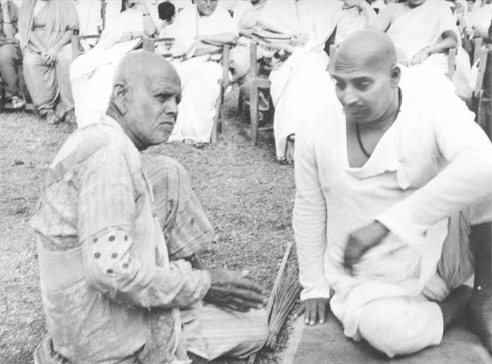 राष्ट्रसंत तुकडोजी महाराजानसोबत चर्चा करतांना कर्मयोगी गाडगे महाराज 